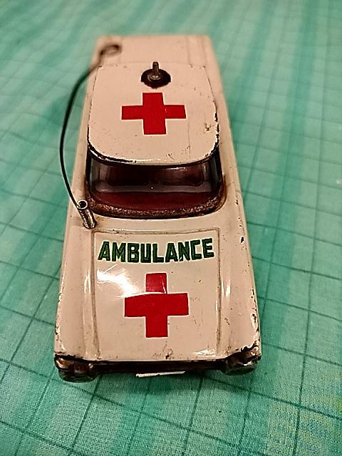 Gammel tin-ambulance. Mange brugsspor, men flot
